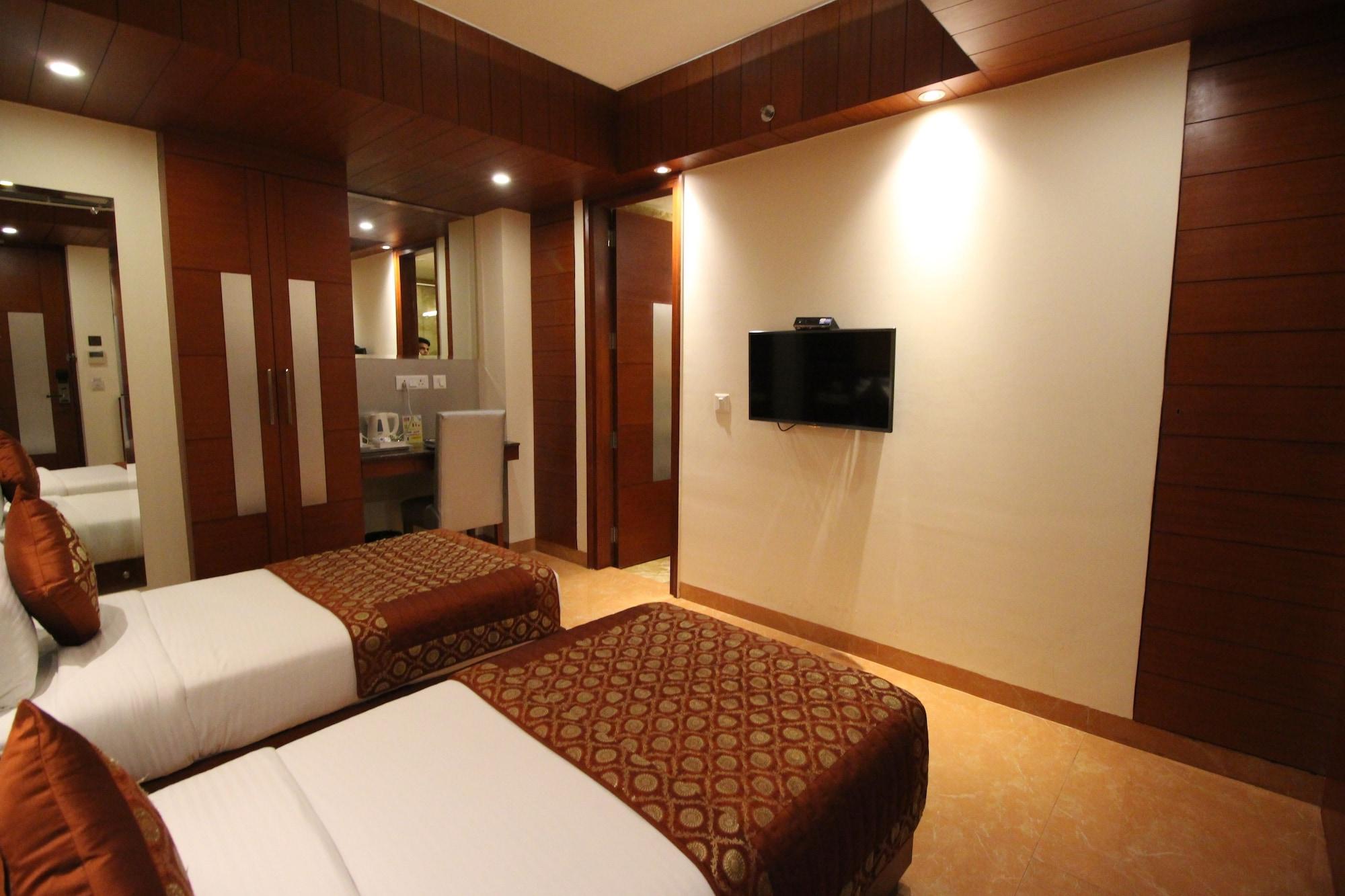 Hotel Golden Grand Делі Екстер'єр фото
