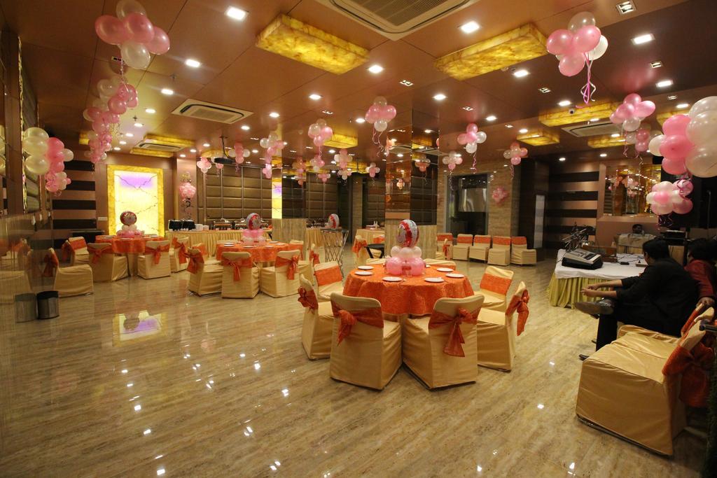 Hotel Golden Grand Делі Екстер'єр фото