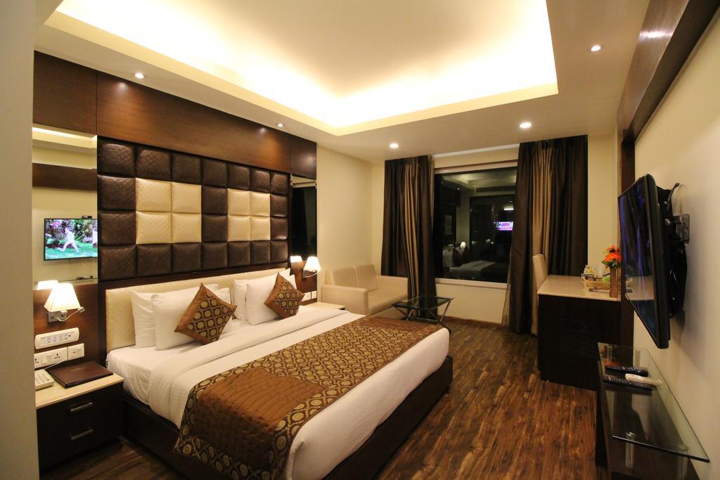 Hotel Golden Grand Делі Екстер'єр фото
