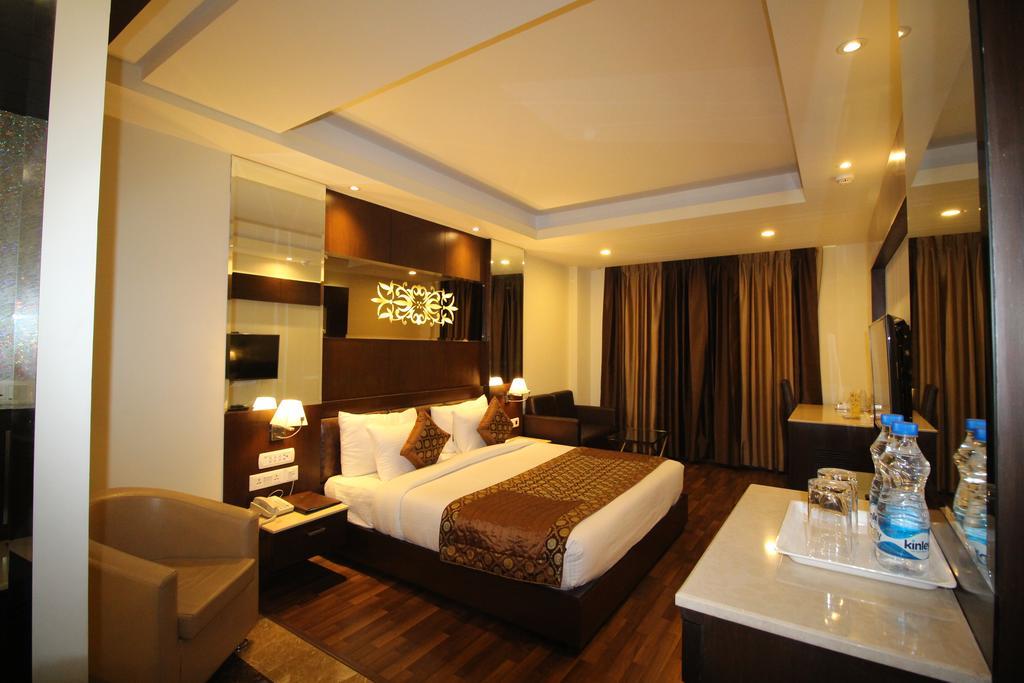 Hotel Golden Grand Делі Екстер'єр фото