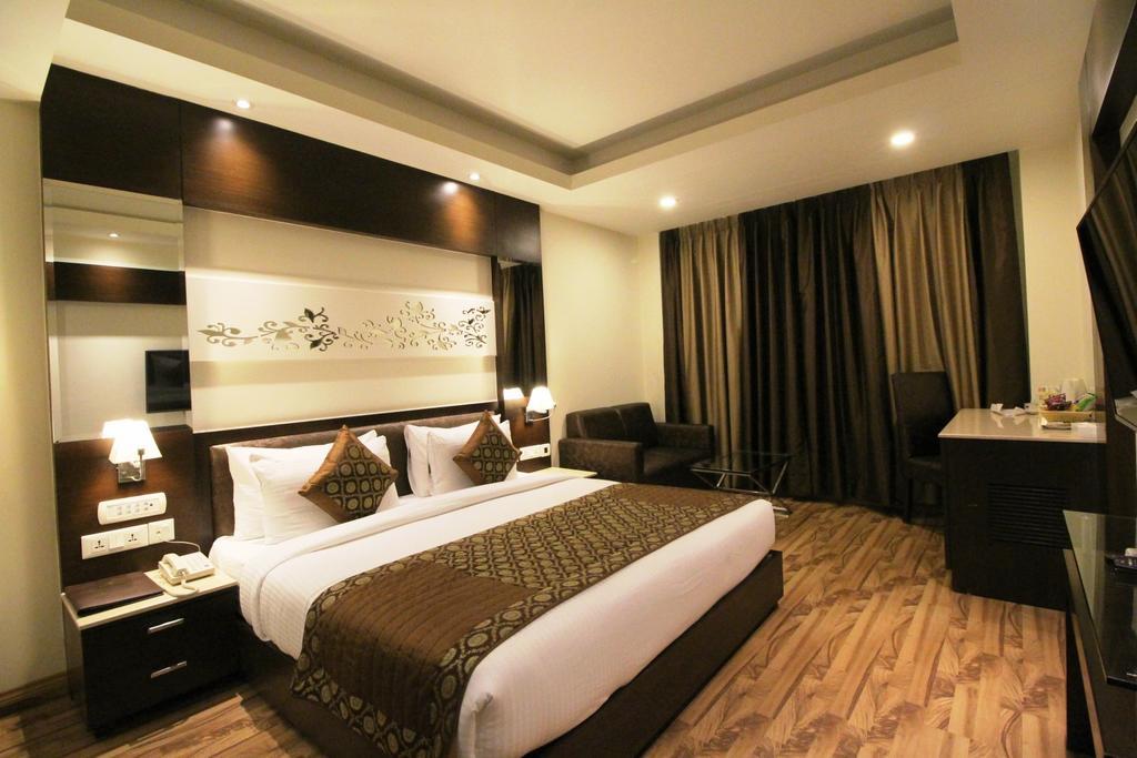 Hotel Golden Grand Делі Екстер'єр фото